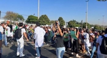 Enfermeiros protestam em Goiânia contra suspensão da lei que criava o piso salarial da categoria
